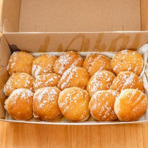 Box of 15 Dutch pancakes dusted with icing sugar